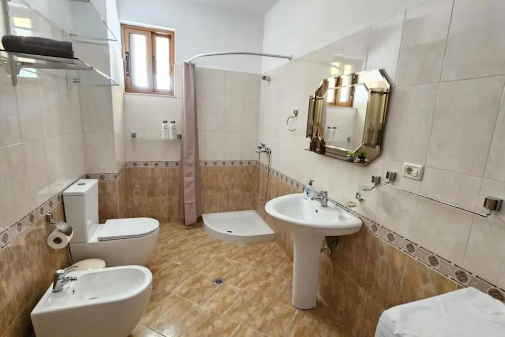 Elena'S Apartment Гирокастра